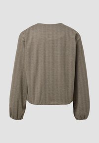 Brązowy top w wzór houndstooth, krótkie rękawy, okrągły dekolt. Teksturowana tkanina o delikatnym połysku i marszczone mankiety.