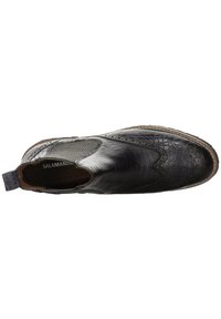 Černá kožená bota s texturovaným krokodýlím vzorem, elastickými postranními panely a poutkem pro snadné obouvání. Nízkoprofilový tvar s hnědým podpatkem.