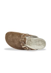 Bruine suede pantoffel met een ronde neus, zachte nepbontvoering en een zijgesp detail. Platte zool met een minimaal profiel.