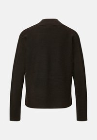 Ciemnobrązowy sweter dziany z wysokim kołnierzem i prążkowanymi detalami na ramionach i rękawach, prezentujący teksturowany materiał.