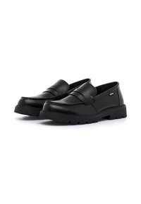 Schwarze Lederlaufschuhe mit gestepptem Design, flacher Gummisohle und dekorativem Riemen detailliert über die Vorderseite.