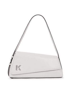 Valge nahast õlakott ebakorrapärase klapiga, esiküljel hõbedane "K" logo ja ühe rihmaga, millel musta ääre detailid.