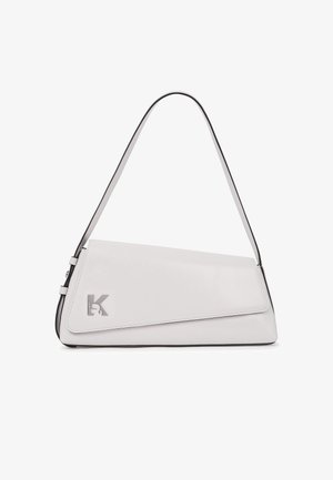 Sac à bandoulière en cuir blanc avec rabat asymétrique, logo "K" argenté sur le devant, et une seule sangle avec des détails de bordure noire.
