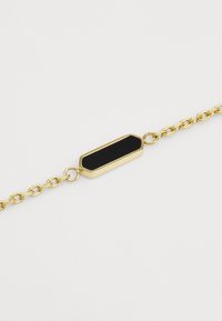 Goldkette-Armband mit einer verlängerten schwarzen rechteckigen Steineinfassung mit polierten Kanten und einem verlinkten Ketten-design.