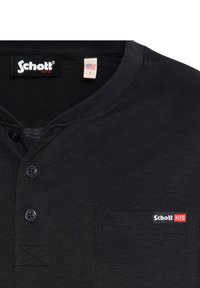 Maglietta henley nera a maniche corte realizzata in tessuto morbido, con tre bottoni, una tasca applicata e un logo rosso sul petto.
