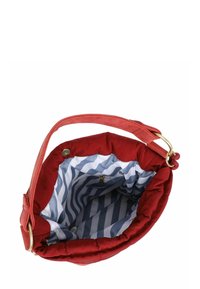 Rode zachte stoffen handtas met een enkele hengsel, gouden metalen ringen en een interieur met blauw-witte diagonale strepen en kleine zakjes.