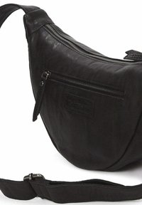 Bolso cruzado de cuero negro con forma curva, cuenta con un bolsillo delantero con cremallera, textura suave y correa ajustable. Marca sutilmente visible.