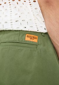 Service Works DRILL PART TIMER UNISEX - Σορτς - olive