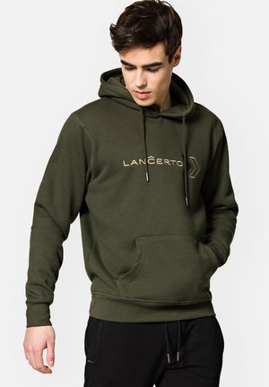 Oliwkowy hoodie z miękkiego materiału, z przednią kieszenią typu kangur i kapturem ze sznurkiem, z haftowanym złotym logo. Prosty design.