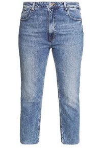 Vaqueros de mezclilla en azul claro con cintura alta, piernas rectas y dobladillos deshilachados. Presenta un diseño clásico de cinco bolsillos y cierre de botón metálico.