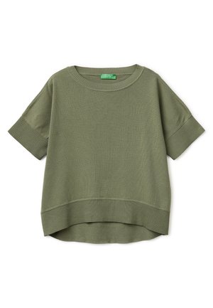 Krótki rękaw, oliwkowozielony sweter dzianinowy z prążkowanymi mankietami i dołem, okrągłym dekoltem i lekko wydłużonym tylnym dołem.