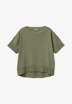 Krótki rękaw, oliwkowozielony sweter dzianinowy z prążkowanymi mankietami i dołem, okrągłym dekoltem i lekko wydłużonym tylnym dołem.