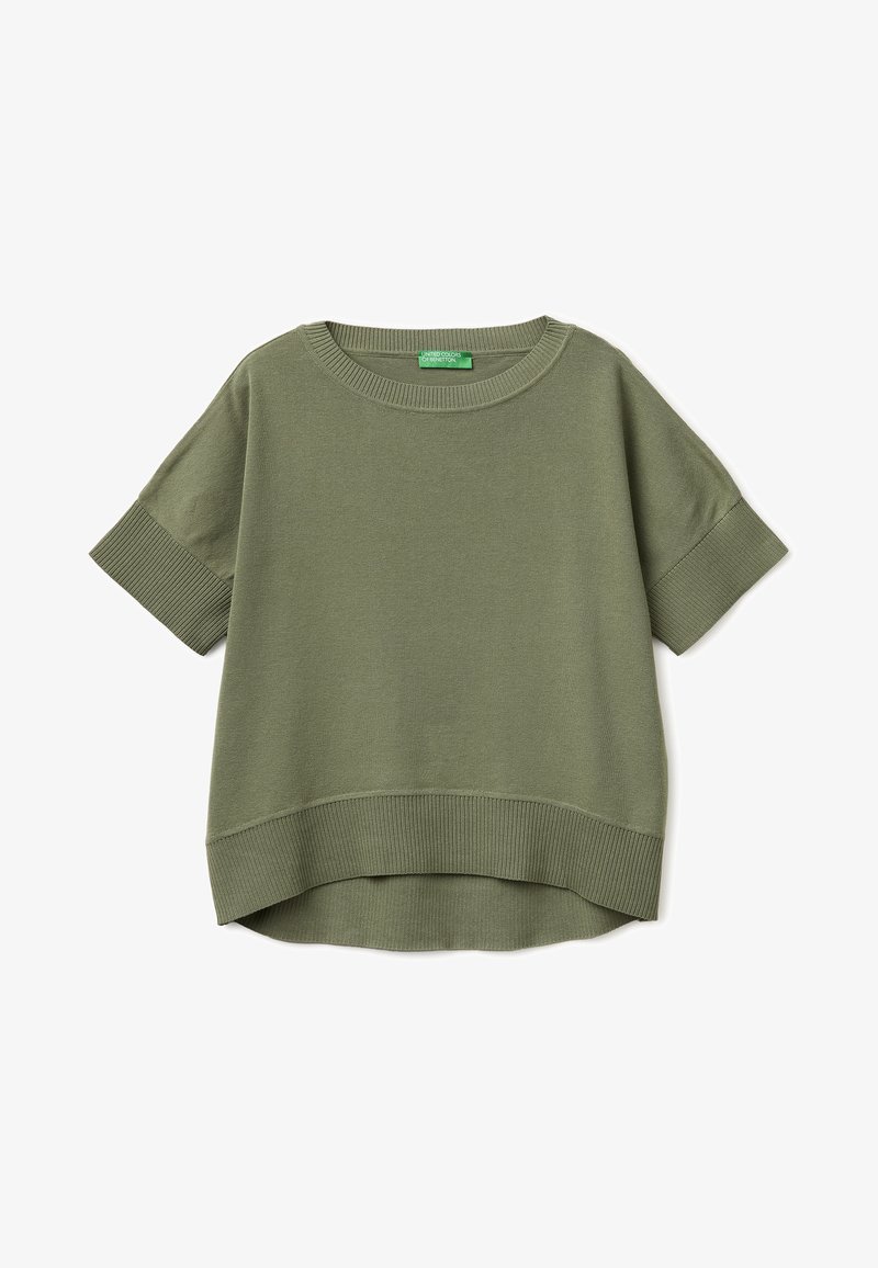 Suéter de punto de manga corta en verde oliva con puños y dobladillo acanalados, cuello redondo y dobladillo trasero ligeramente más largo.