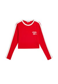 Rode cropped top met lange mouwen, witte accenten en een grafische tekst "SEASON 1998" op de voorkant, gemaakt van een gladde stof.