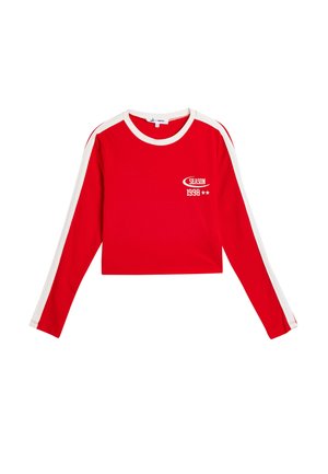 Rode cropped top met lange mouwen, witte accenten en een grafische tekst "SEASON 1998" op de voorkant, gemaakt van een gladde stof.