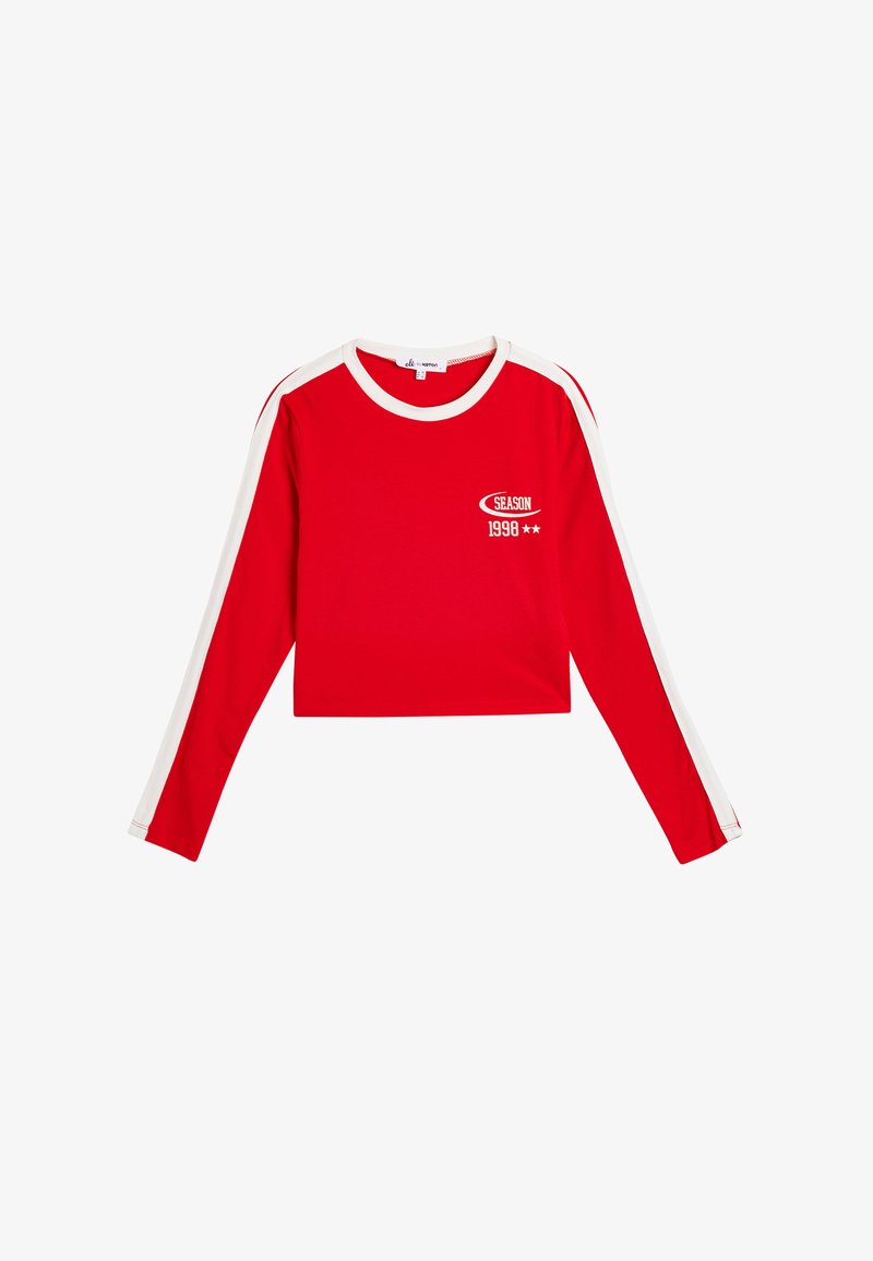 Rode cropped top met lange mouwen, witte accenten en een grafische tekst "SEASON 1998" op de voorkant, gemaakt van een gladde stof.