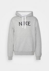 Šedá mikina s kapucí z měkké látky, s přední kapsou ve stylu klokánka, bílými šňůrkami a černým logem "NIKE" přes hrudník.
