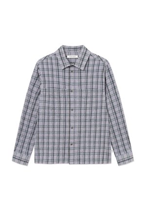 Langærmet skjorte med knapper, gråt og sort ternet mønster, spids krave og opsmøgede ærmer, lagt fladt på en hvid baggrund.