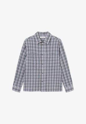 Chemise boutonnée à manches longues avec motif à carreaux gris et noir, col pointu et manches avec poignets, étalée à plat sur un fond blanc.