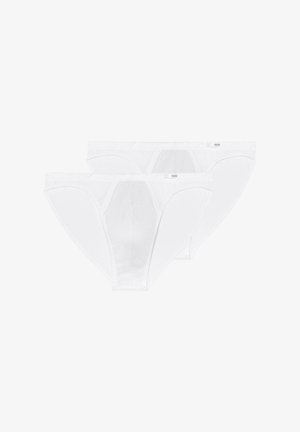 Twee witte katoenen slips met elastische taillebanden, overlappend weergegeven op een witte achtergrond.