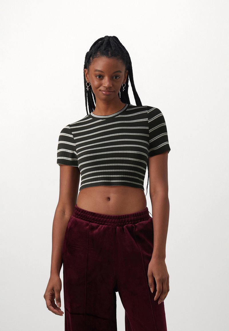 Pieces PCFOLLY CROP - Apdrukāts T-krekls - black/white