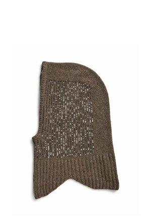 Cagoule tricotée brune avec un panneau rectangulaire de sequins argentés sur le devant, présentée sur un fond blanc.