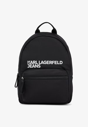 Melna neilona mugursoma ar noapaļotu formu, priekšējo kabatu ar rāvējslēdzēju un balto logo "KARL LAGERFELD JEANS". Divi augšējie rokturi ērtai nesošanai.
