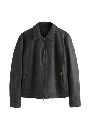 Schwarze Lederjacke mit Reißverschluss, spitzem Kragen und zwei vorderen Reißverschlusstaschen. Glatte Textur und strukturiertes Design.