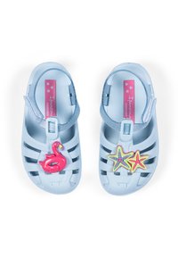 Himmelblaue Kunststoffsandalen mit Ausschnittdesign, verziert mit einem pinken Flamingo und gelben Seestern, verstellbarem Riemen und Glitzerakzenten.