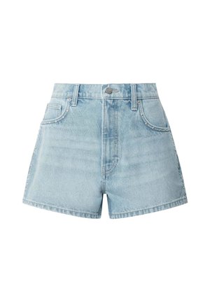 Pantalones cortos de mezclilla en azul claro, diseño de talle alto con cinco bolsillos y tachuelas decorativas a lo largo de las costuras laterales. Textura suave, estilo casual.
