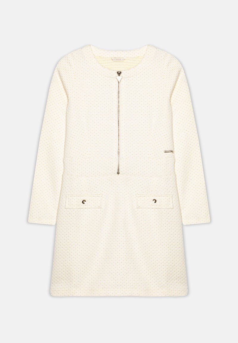 Robe couleur crème avec manches longues, fermeture éclair à l'avant, tissu texturé, deux poches avant et accents dorés. Design simple et coupe droite.