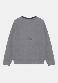 Szary sweter z długimi rękawami i okrągłym dekoltem. Posiada subtelny graficzny tekst na plecach z kontrastowym czarnym wykończeniem dekoltu.