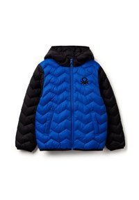 Chaqueta de plumas azul y negra con capucha, que presenta un patrón en forma de chevron, cierre de cremallera y un logotipo bordado en el pecho.