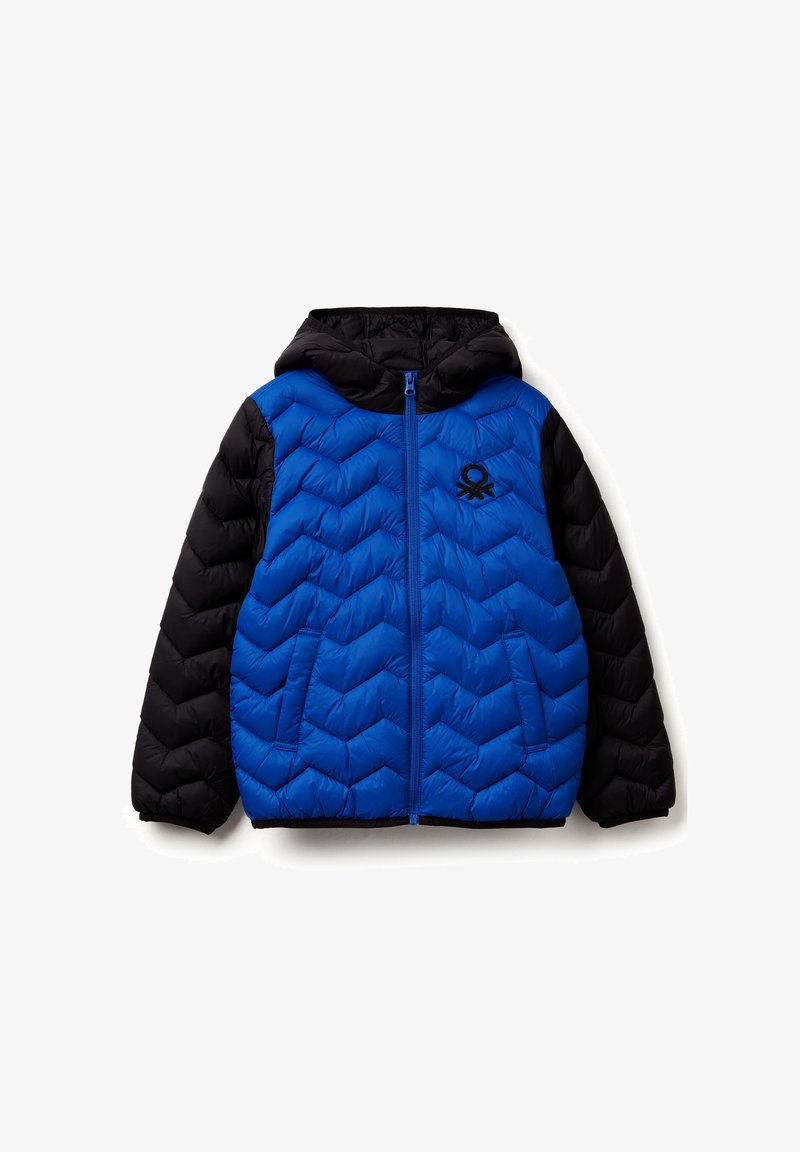 Modrá a černá prošívaná bunda s kapucí, se vzorem chevron, zipovým uzavíráním a vyšitým logem na hrudi.