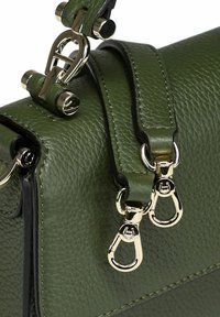 Borsa a mano in pelle verde con texture, accessori metallici, doppi ganci a scatto e una forma strutturata con cuciture a contrasto.