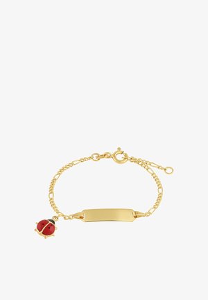 Pulsera de cadena de oro que presenta una etiqueta rectangular lisa y un charm de mariquita roja y negra, con un cierre de langosta y longitud ajustable.