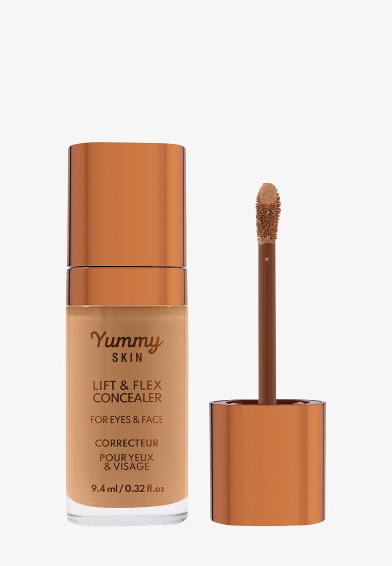 Lift & Flex Concealer fra Yummy Skin har en glassflaske med matt finish og et metallisk kobberlokk, sammen med en doe-foot-applikator.