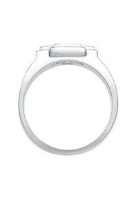 Sølvring med en flad, rektangulær top og en glat, poleret skæfte. Har en diskret brandgravering på indersiden.