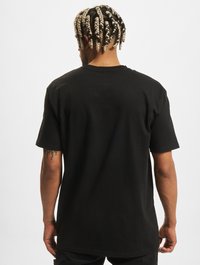 Sort bomulds t-shirt med korte ærmer, afslappet pasform, rund halsudskæring og en udekoreret bagside.