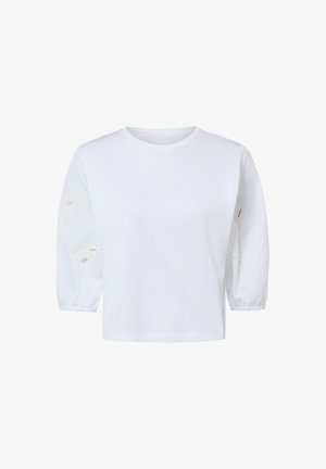 Chemise blanche à manches longues avec une broderie discrète de verre à cocktail sur les manches, col rond et poignets légèrement bouffants.