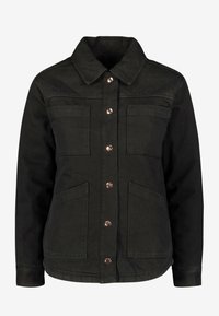 Chaqueta de mezclilla negra con cuatro bolsillos frontales, botones a presión metálicos, mangas largas y un cuello clásico contra un fondo blanco liso.