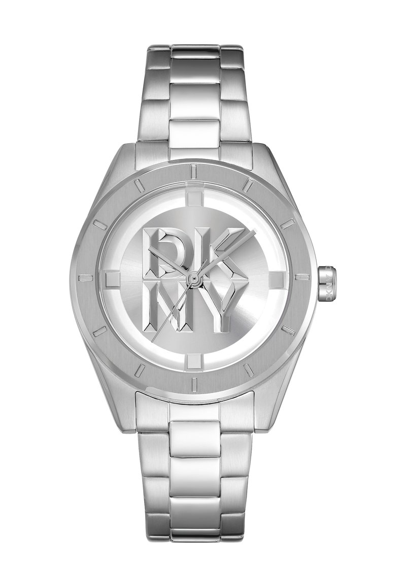 Zilveren roestvrijstalen horloge met een octagonale kast, groot DKNY-logo op de wijzerplaat en een schakelsysteem. Minimalistische uurmarkeringen.