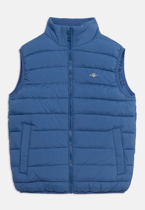 Chaleco azul acolchado sin mangas con cremallera frontal, dos bolsillos laterales y pequeño logotipo en el pecho izquierdo.