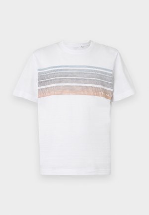 Biała koszulka z krótkim rękawem z poziomymi paskami w jasnoniebieskim, szarym i pomarańczowym kolorze. Zaprojektowana w standardowym kroju z prążkowanym dekoltem.