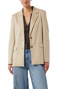 Beiger gestreifter Blazer mit einem Reverskragen, Einzelknopfverschluss und Fronttaschen. Der Stoff hat eine glatte Textur und fällt locker.