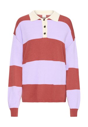 Pull-over en maille style polo avec des rayures horizontales rouges, lavande et crème. Il comporte un col crème et trois boutons foncés sur la patte de boutonnage.