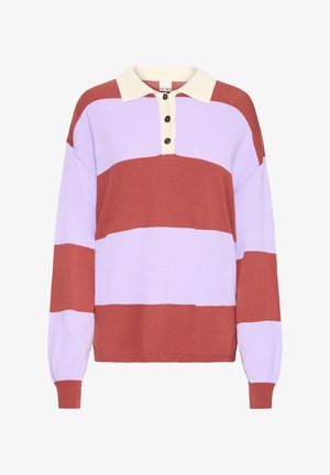 Suéter tipo polo tejido con rayas horizontales en rojo, lavanda y crema. Tiene un cuello crema y tres botones oscuros en la tapeta.