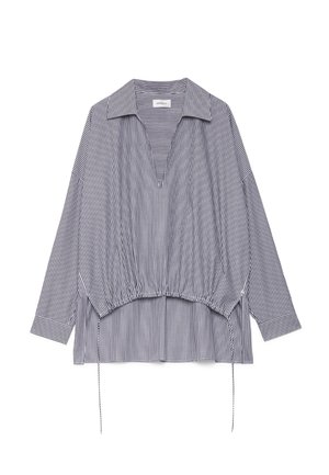 Blouse à manches longues à rayures verticales bleu marine et blanches, avec un grand col, un décolleté en V et un cordon de serrage ajustable à la taille.