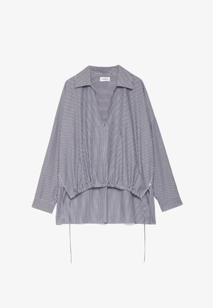 Blouse à manches longues à rayures verticales bleu marine et blanches, avec un grand col, un décolleté en V et un cordon de serrage ajustable à la taille.