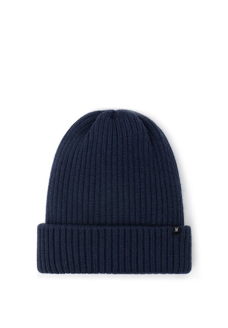 Granatowa dziana czapka beanie z ryflowaną teksturą i podwiniętym mankietem. Posiada małą metkę z logo z boku.